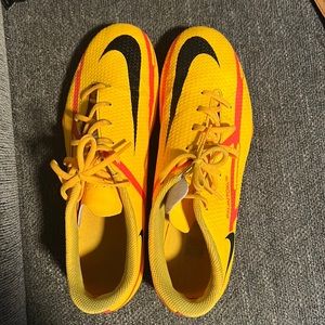 Nike Men’s cleats size 7 great condition. Used a couple times for soccer